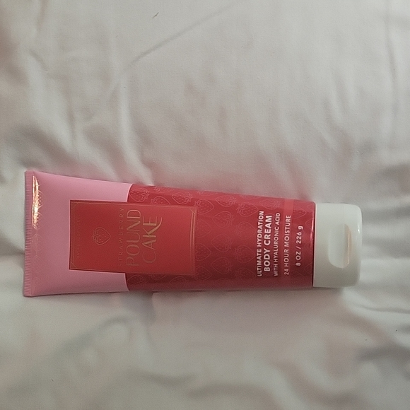 Bath and Body Works Strawberry Pound Cake 4 pc set - Picture 4 of 5